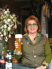 Wirtin Magdalena Kübler schenkt Herrnbräu Ingolstadt aus (©Foto: Klaus Ikenmeyer)